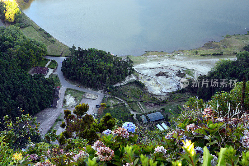 弗纳斯山谷(亚速尔群岛)，火山口湖和教堂“Nossa Senhora das Vitorias”